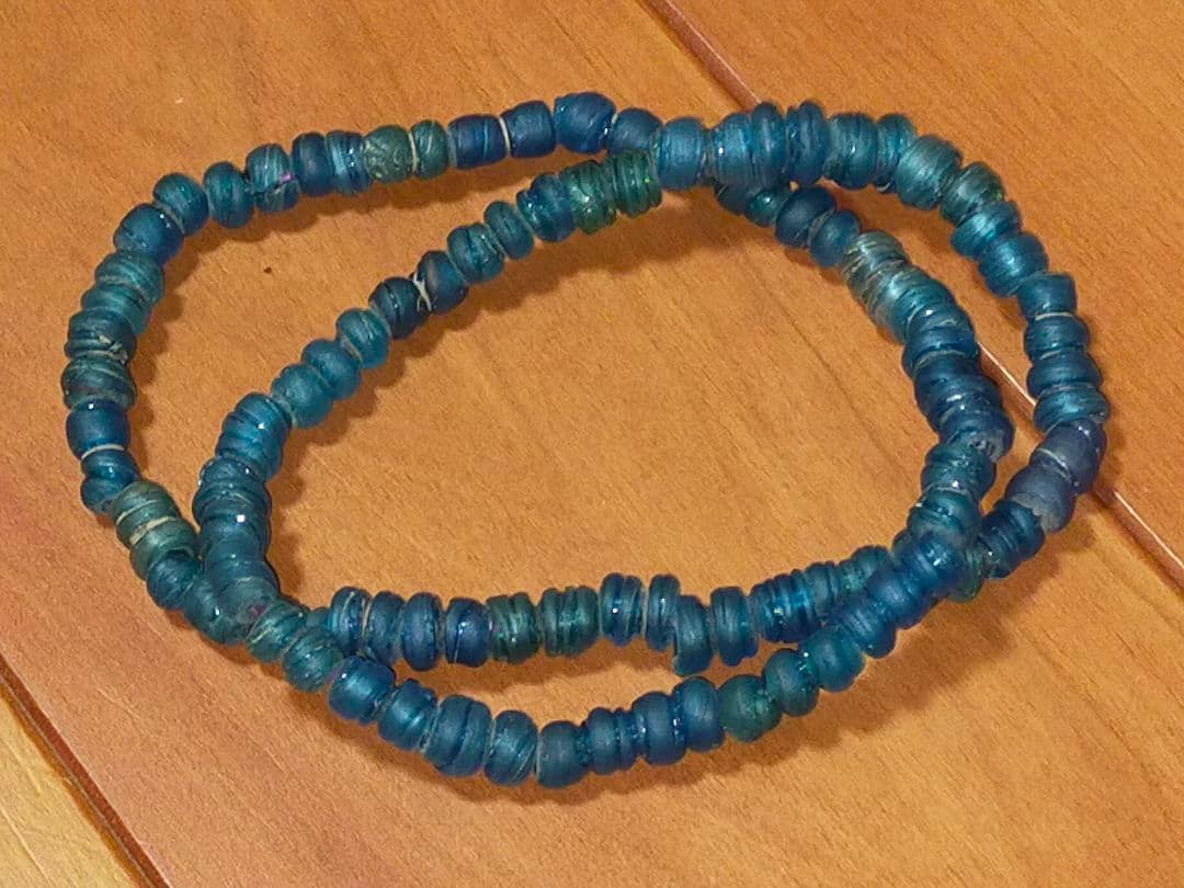 ♥値下げ！とても古い　ガラス玉　ネックレス　トンボ玉　７４ｃｍ　骨董　古玩