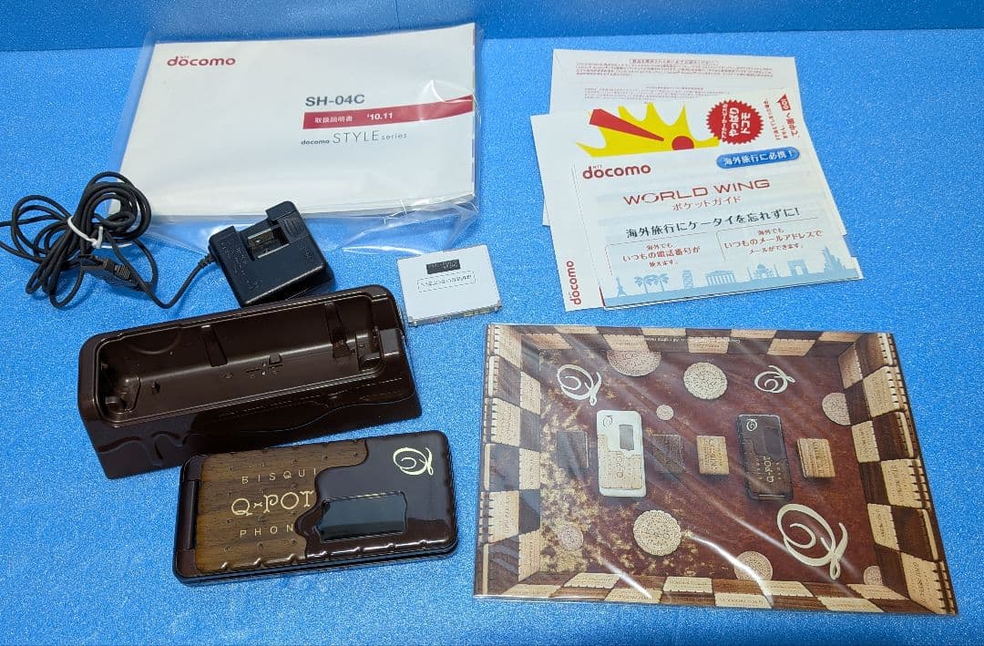 Q-pot. Phone SH-04C docomo チョコレートビスケット