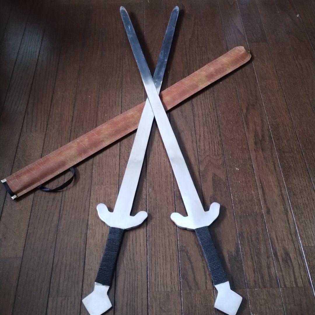 装飾的な鍔の金属製刀2本と鞘