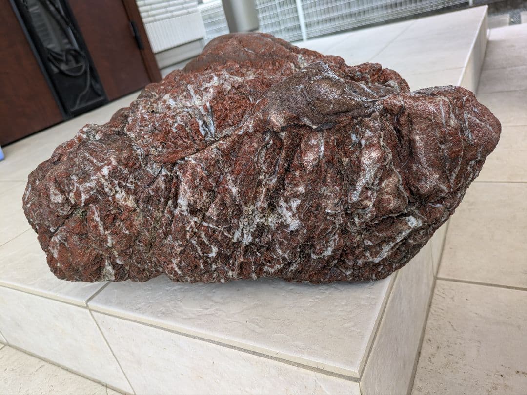 赤石 原石 特大29kg 龍顔 未加工品 多数の石英流れ 希少、レア品