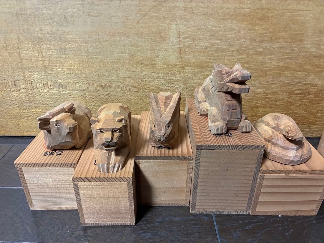 伊勢神宮　木彫り　干支置物セット 桐箱付き