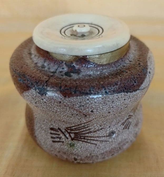 絵瀬戸肩衝胴締茶入 二重蔓牡丹唐草金補修済 茶道具 古瀬戸茶入 桐箱入