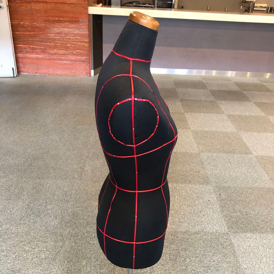 アンテイークなシックな赤色ボディライン入りトルソー 針打てますボディトルソー