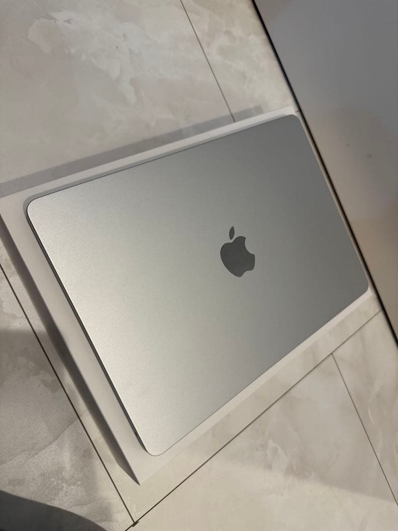 美品★MacBook Air M2チップ搭載13.6インチ512GB