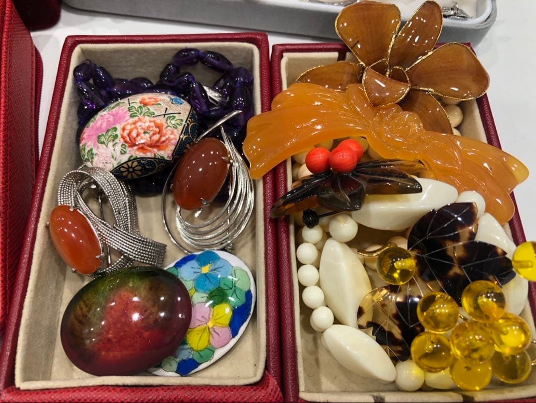 遺品整理 アクセサリー まとめ ブローチ ネックレス イヤリングなどなど生前整理