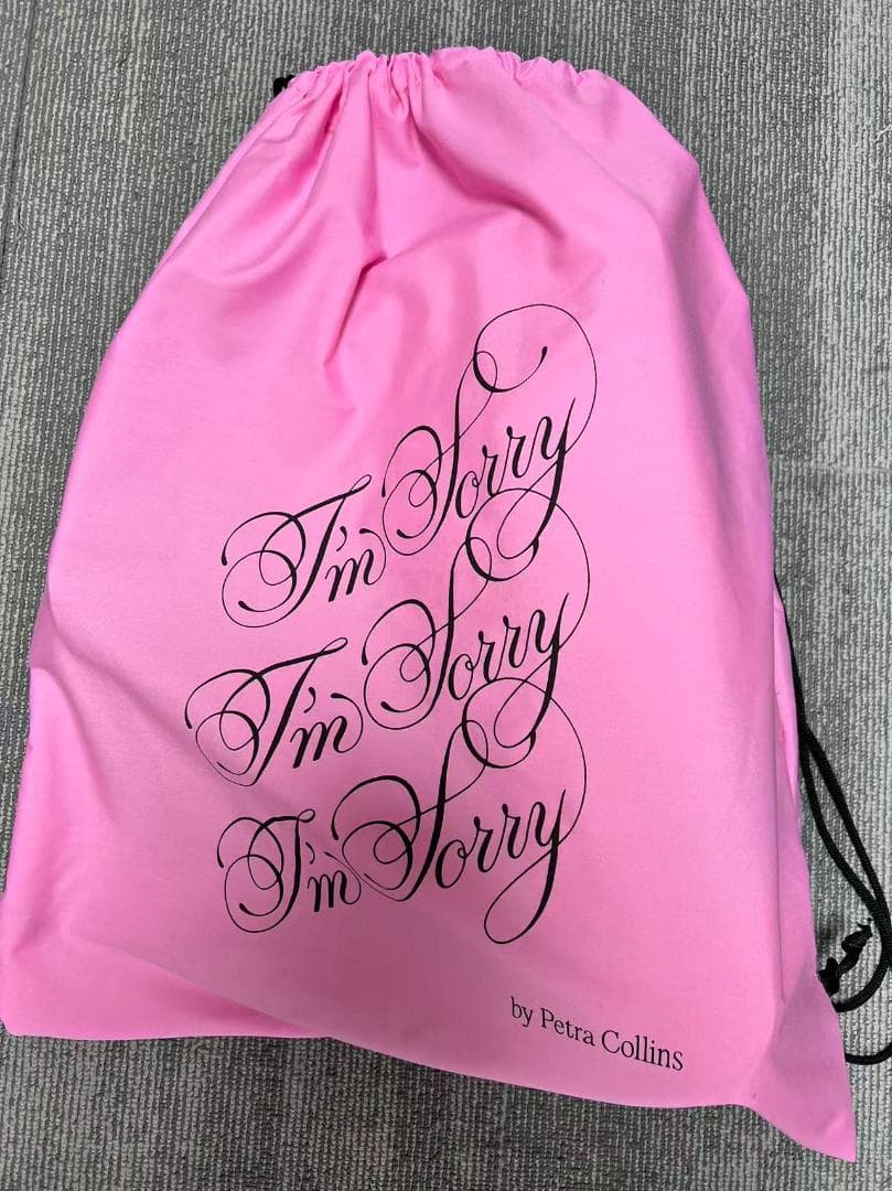 ピンクの顔プリントバッグ by Petra Collins