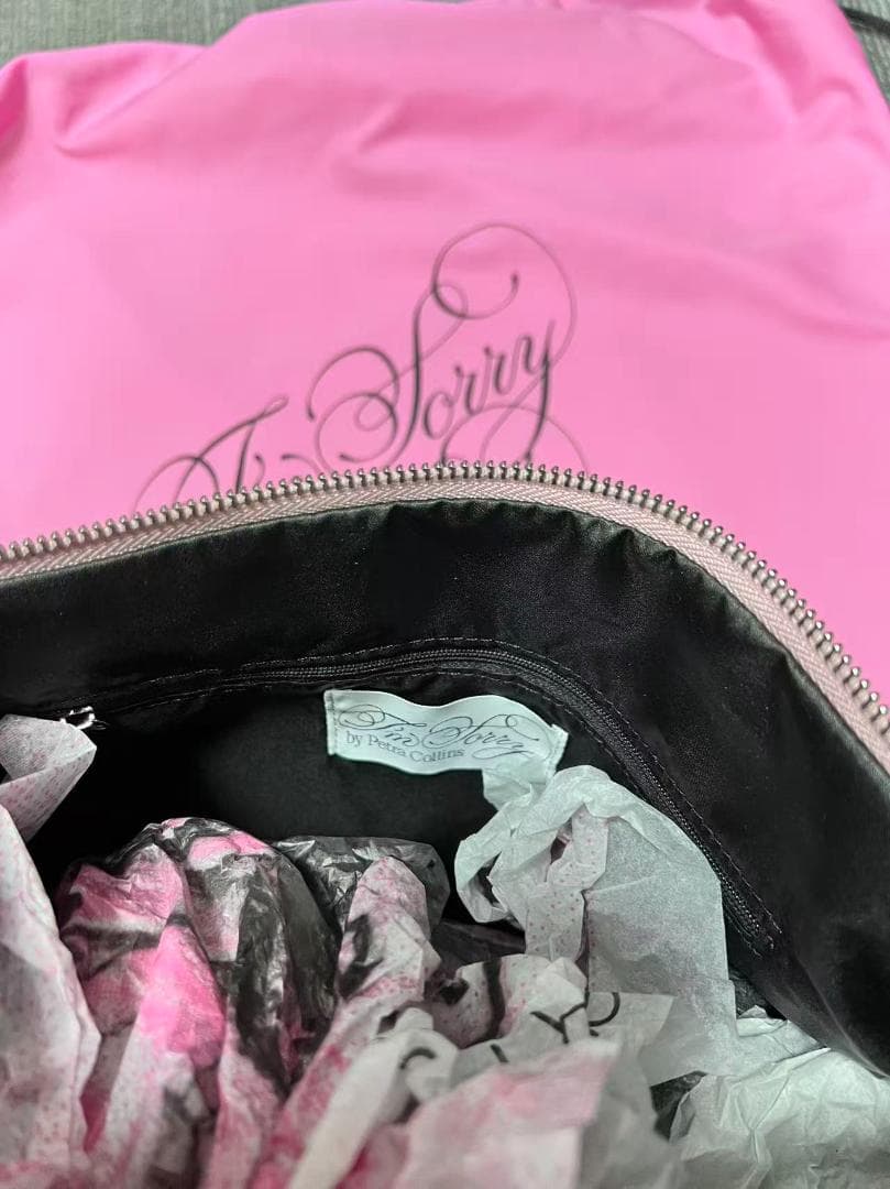 ピンクの顔プリントバッグ by Petra Collins