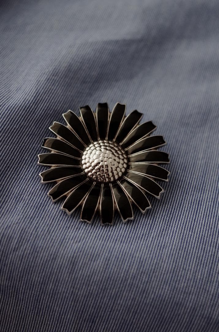 デンマーク◆デイジーフラワーシルバーブローチ◆ブラックエナメル◆アンティーク