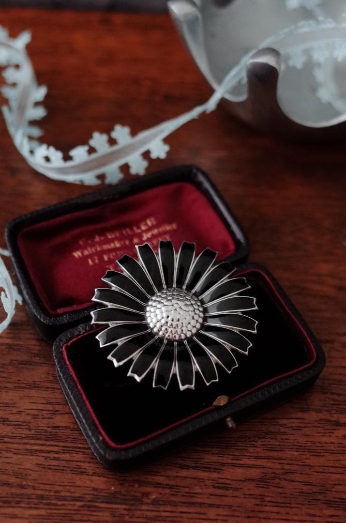 デンマーク◆デイジーフラワーシルバーブローチ◆ブラックエナメル◆アンティーク