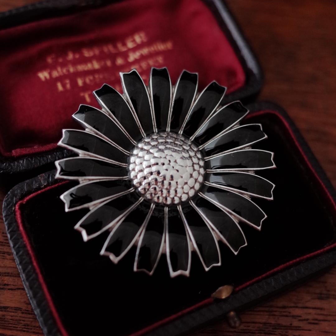 デンマーク◆デイジーフラワーシルバーブローチ◆ブラックエナメル◆アンティーク