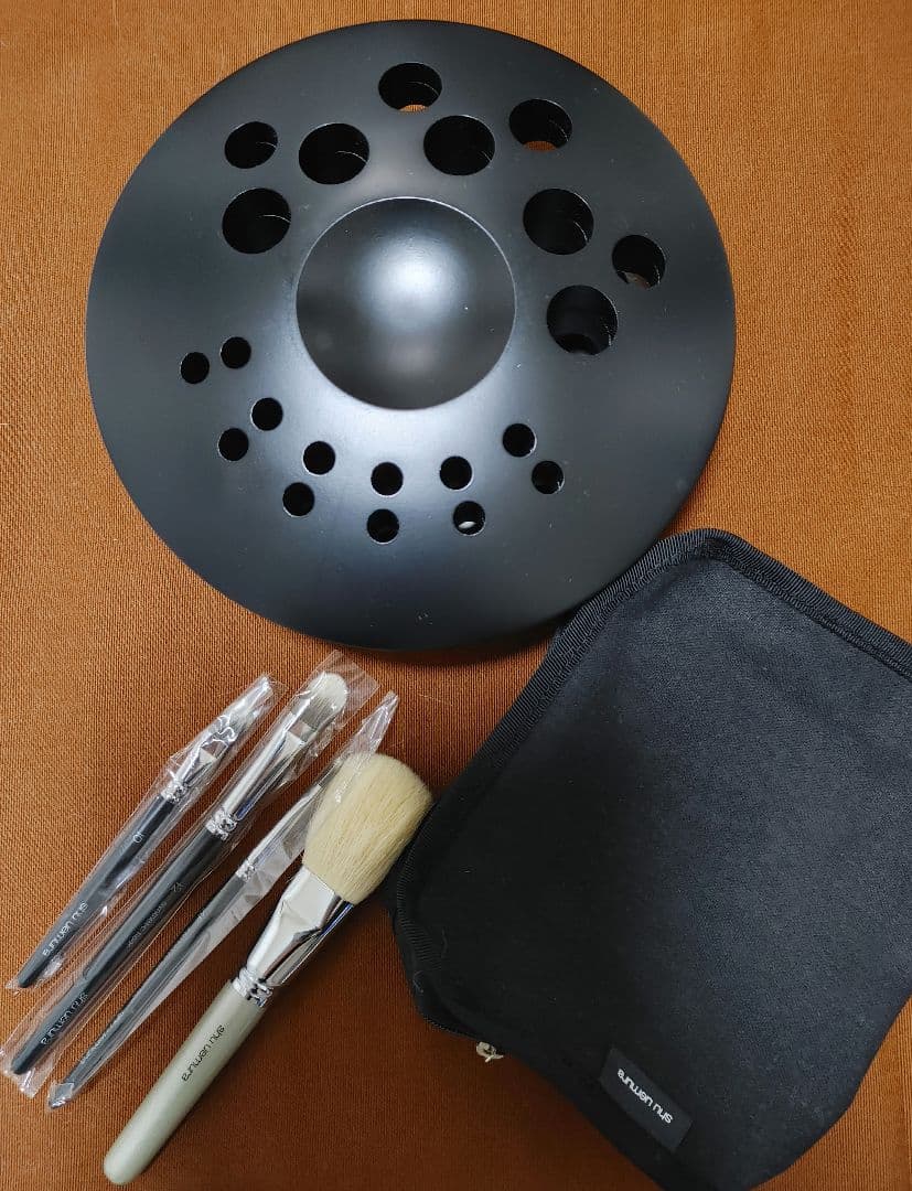 お値下げ　shu uemuraブラシたて