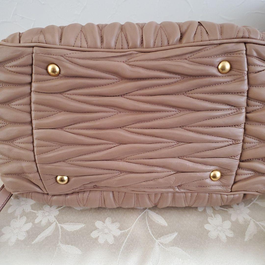 Miu Miu ベージュ キルティングハンドバッグ