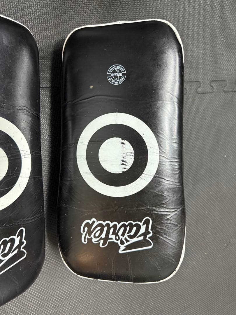 Fairtex キックミット 白黒赤