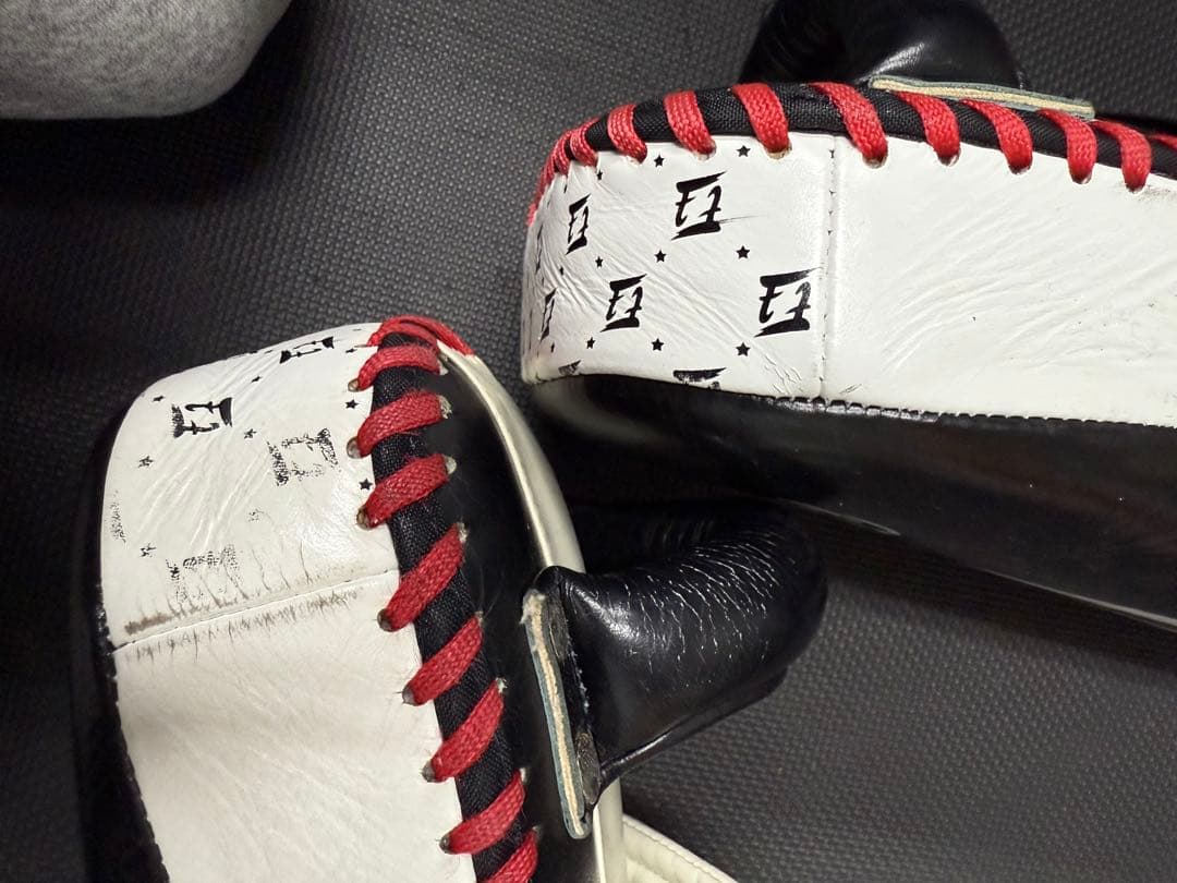 Fairtex キックミット 白黒赤