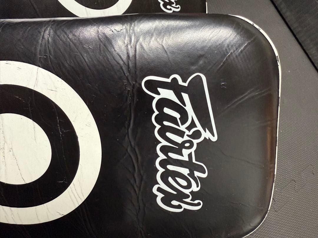Fairtex キックミット 白黒赤
