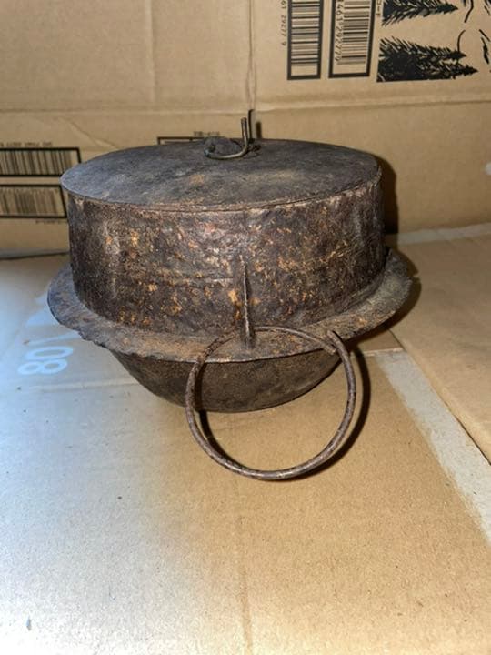 茶釜？　ご飯釜？　鉄器　骨董　アンティーク　釜　金寿堂　だと思います。