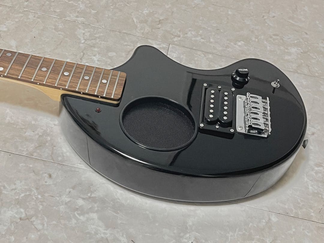 ZO-3【アンプ内蔵ミニエレキギター】ブラックカラー