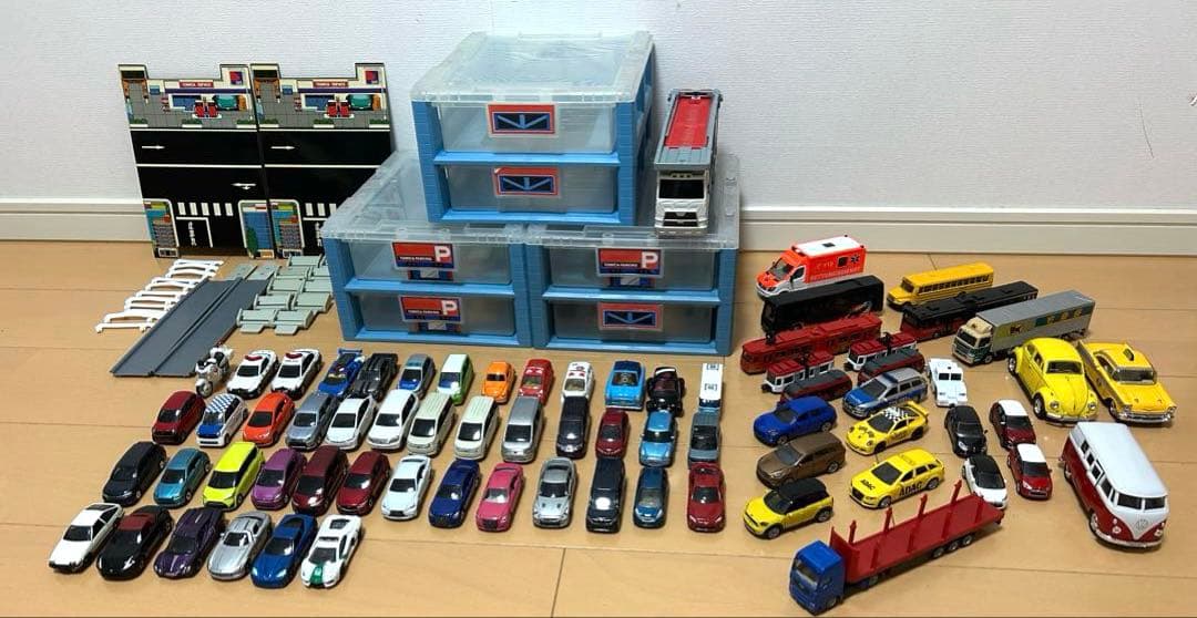 ミニカー（トミカ46台、siku14台、その他9台）と駐車場3個セット