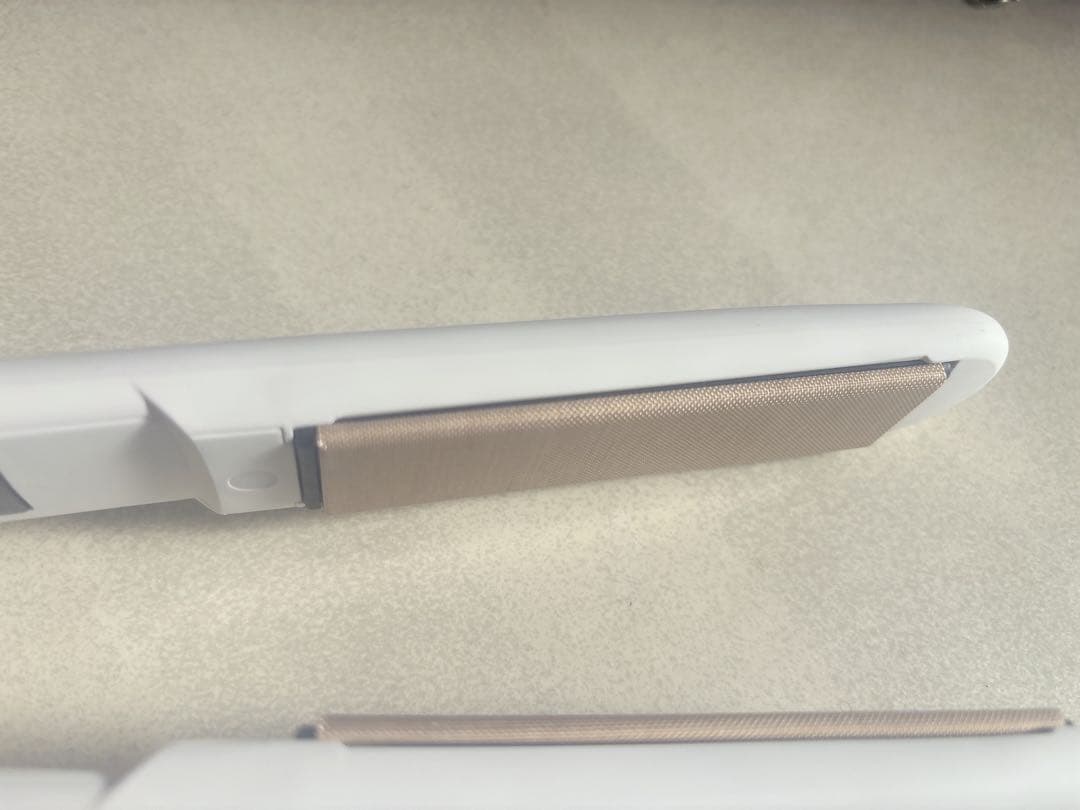 ☆1度のみ使用☆KINUJO 絹女 ストレートアイロン　ホワイト