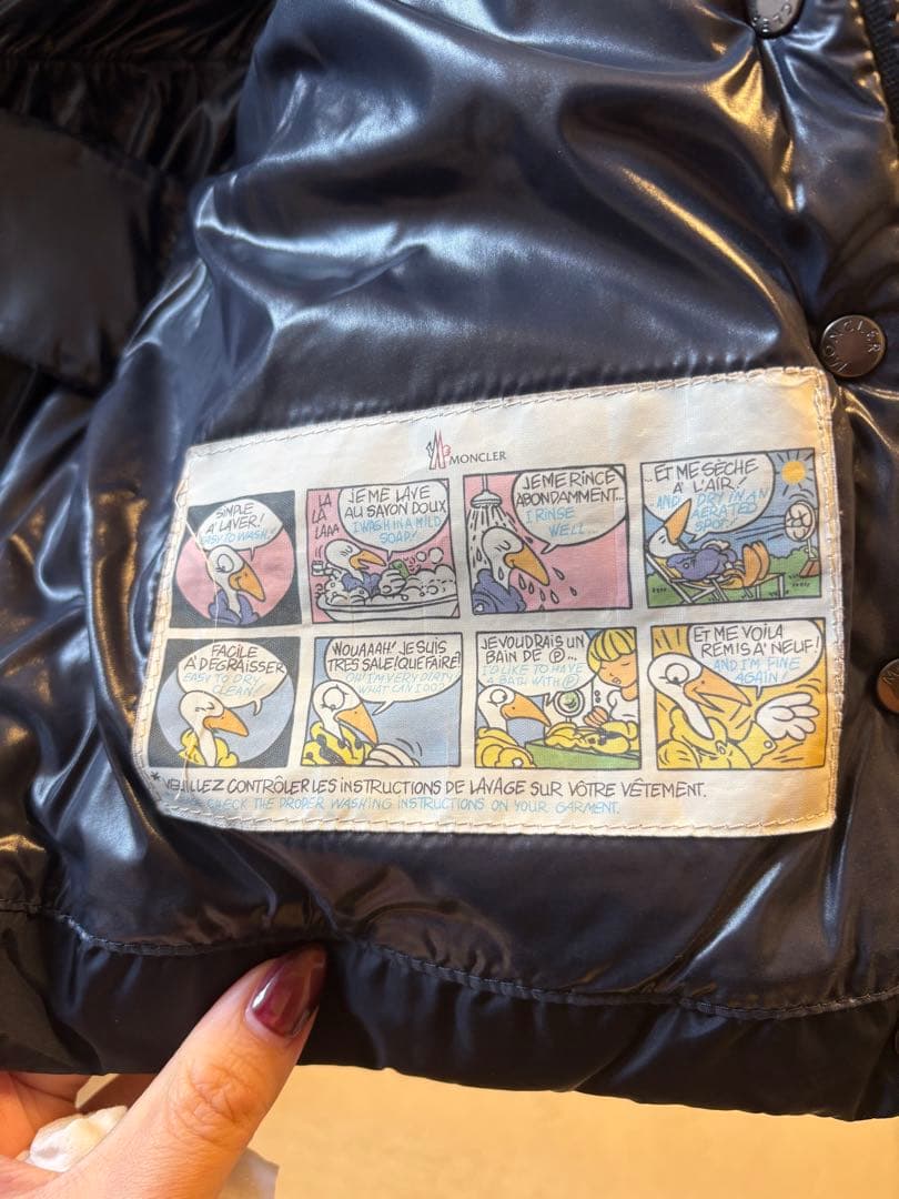 モンクレール黒いダウンコート 取り外し可能なファーフード付き