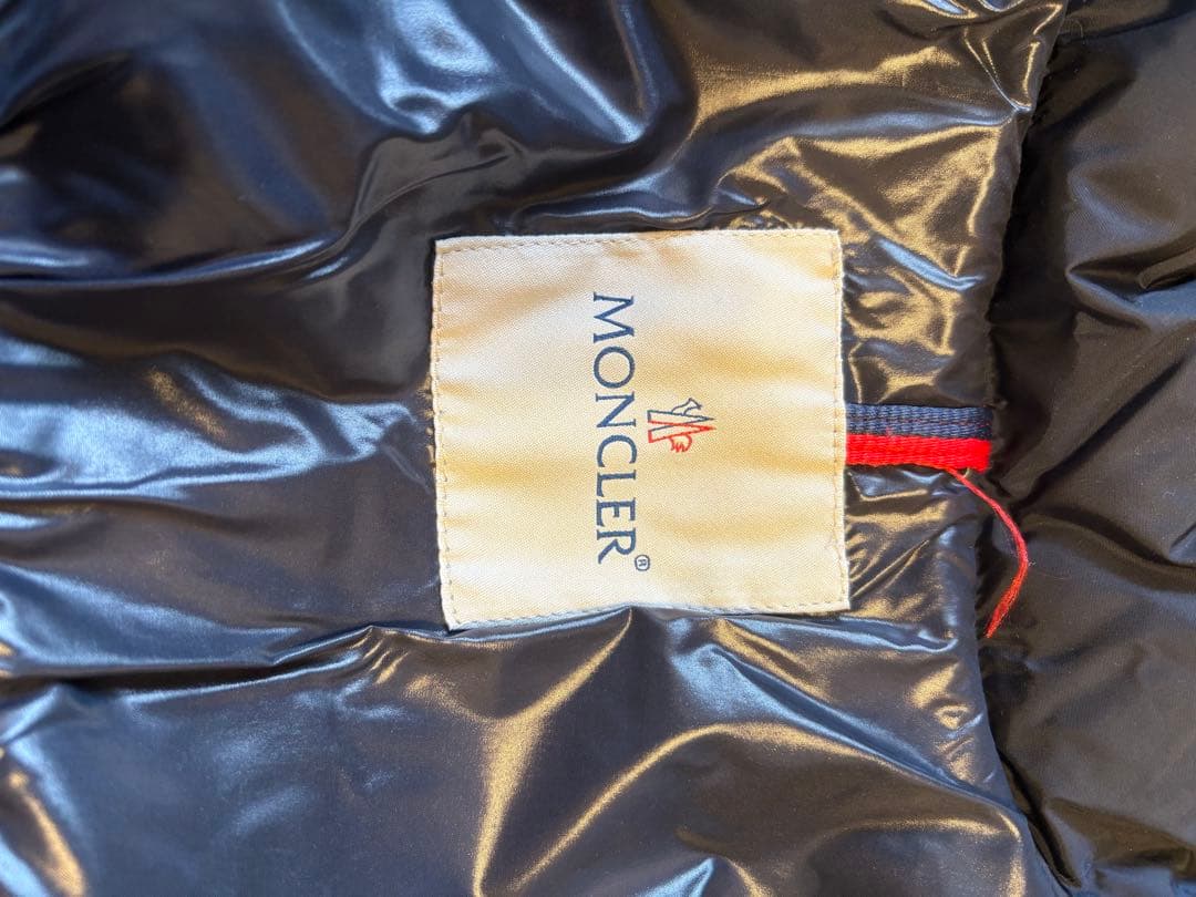 モンクレール黒いダウンコート 取り外し可能なファーフード付き