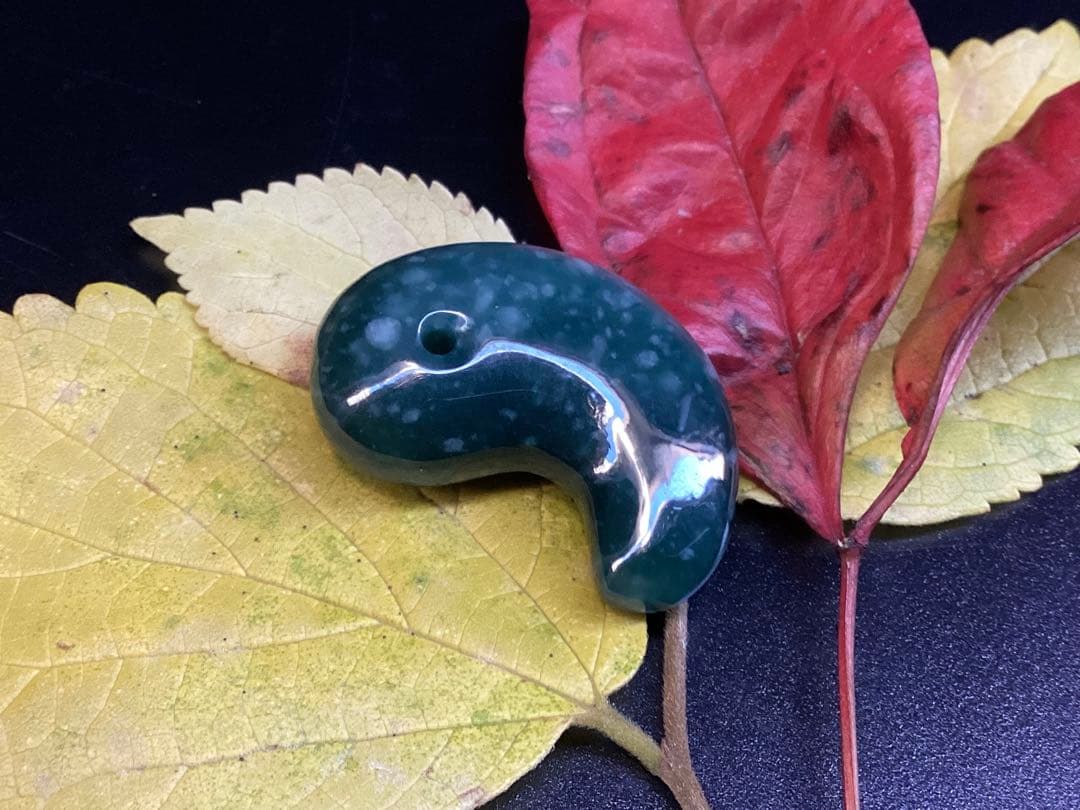 糸魚川翡翠【入りコン沢】勾玉　今年2度目の大当たり特大原石より極上高品質　鑑別書