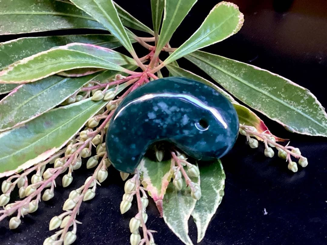 糸魚川翡翠【入りコン沢】勾玉　今年2度目の大当たり特大原石より極上高品質　鑑別書