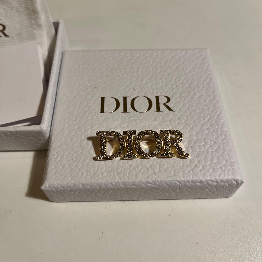 Dior ロゴブローチ