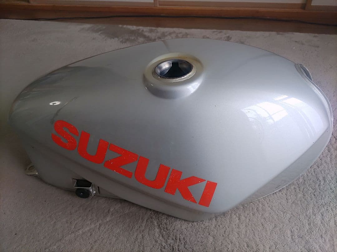 a*s様 SUZUKI バイクタンク シルバー