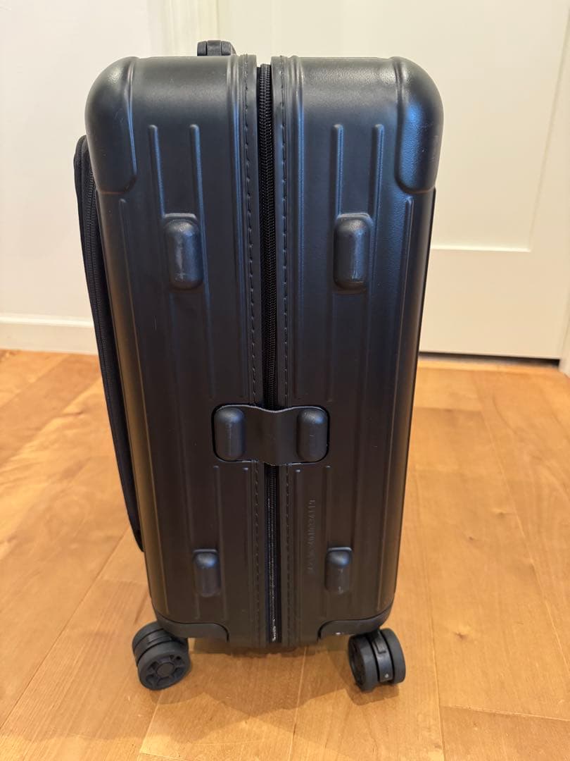 RIMOWA ブラック キャリーケース 4輪