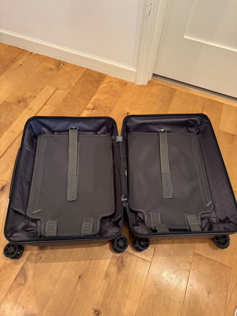 RIMOWA ブラック キャリーケース 4輪