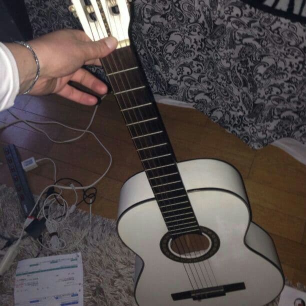 白いギター売ります！