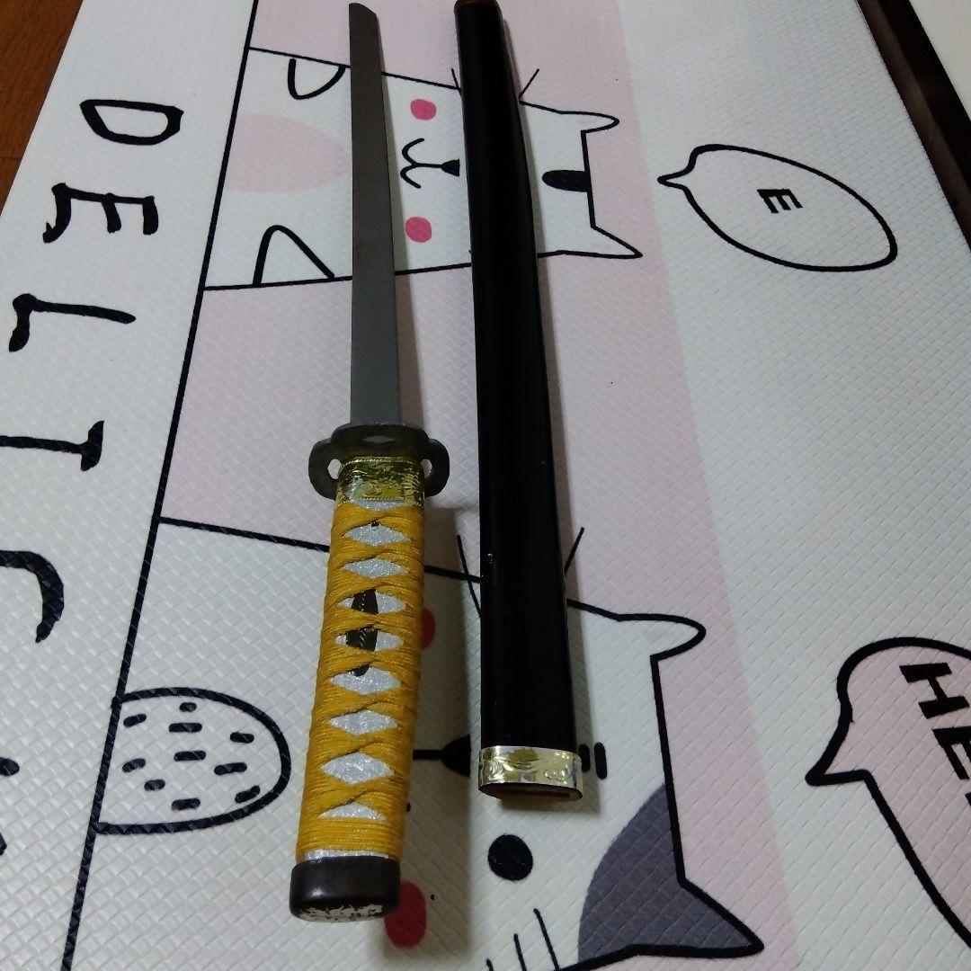 刀 黒と黄色のグリップ　模造刀　レプリカ　玩具