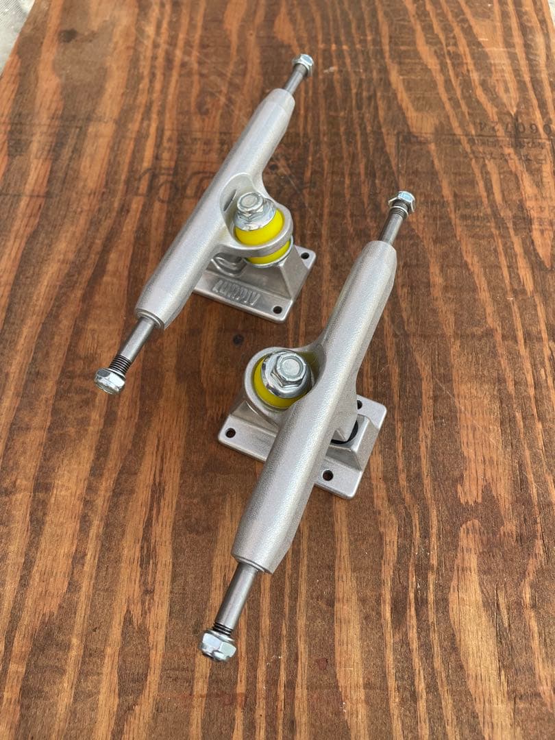 スケートボード　スケボー　トラック　LURPIV TRUCK ラーピヴ