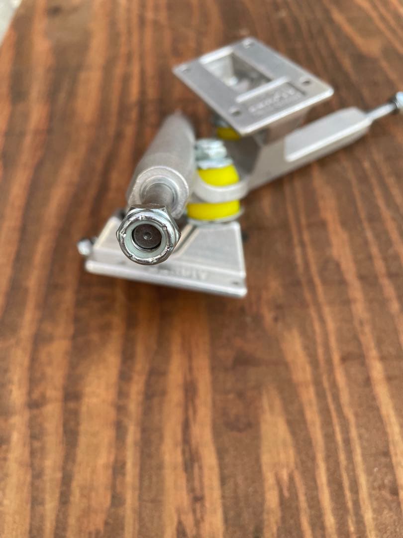 スケートボード　スケボー　トラック　LURPIV TRUCK ラーピヴ