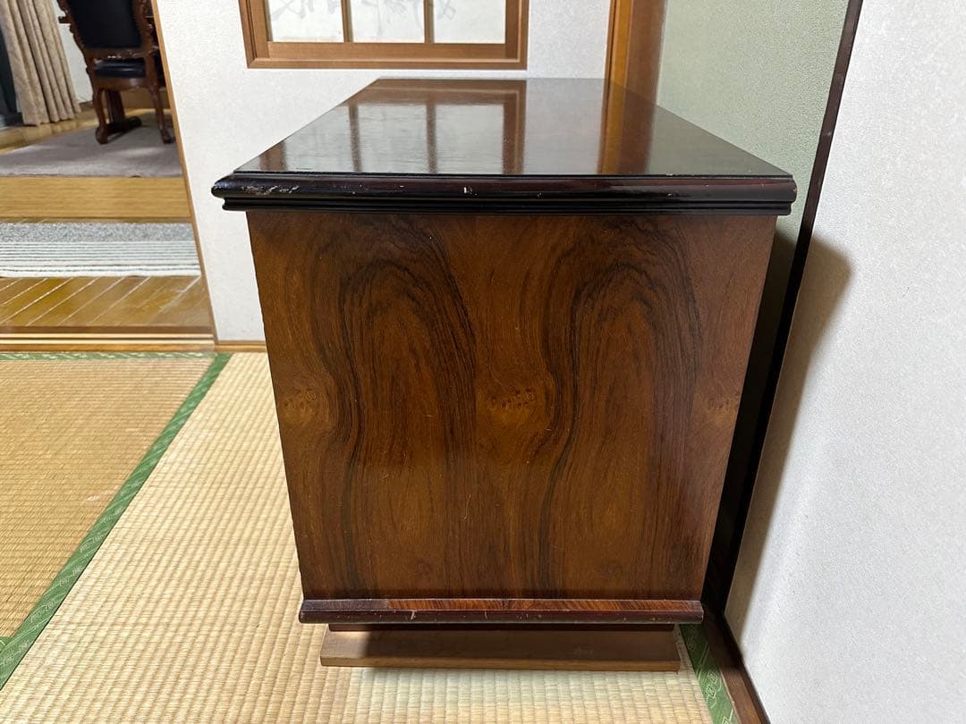 昭和レトロな高級ヴィンテージ・キャビネット。木目と質感が魅力です。（金庫つき）