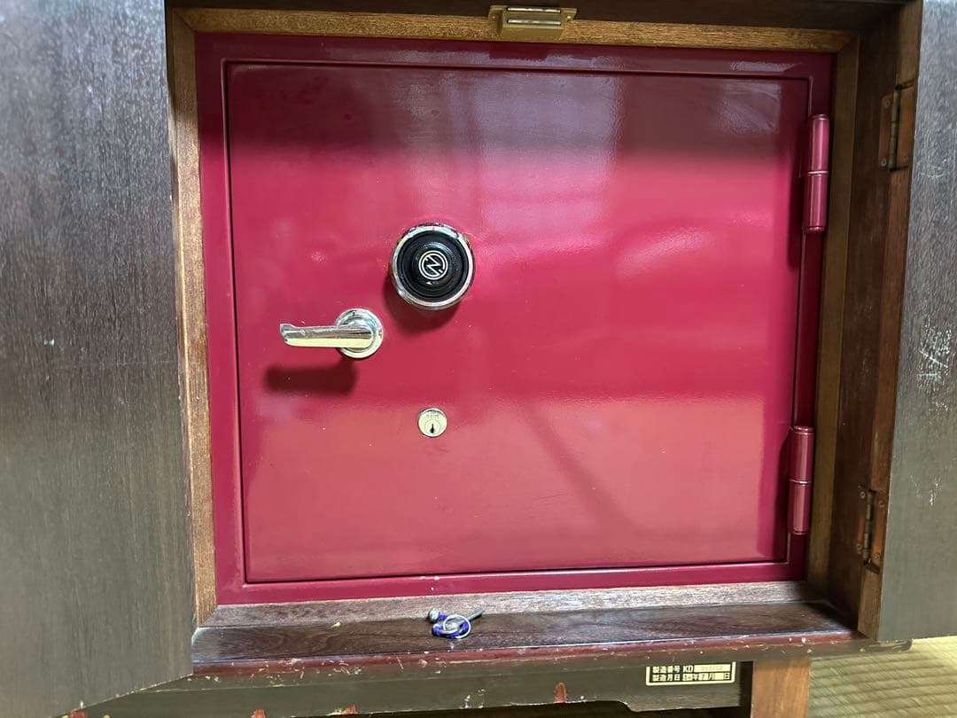 昭和レトロな高級ヴィンテージ・キャビネット。木目と質感が魅力です。（金庫つき）