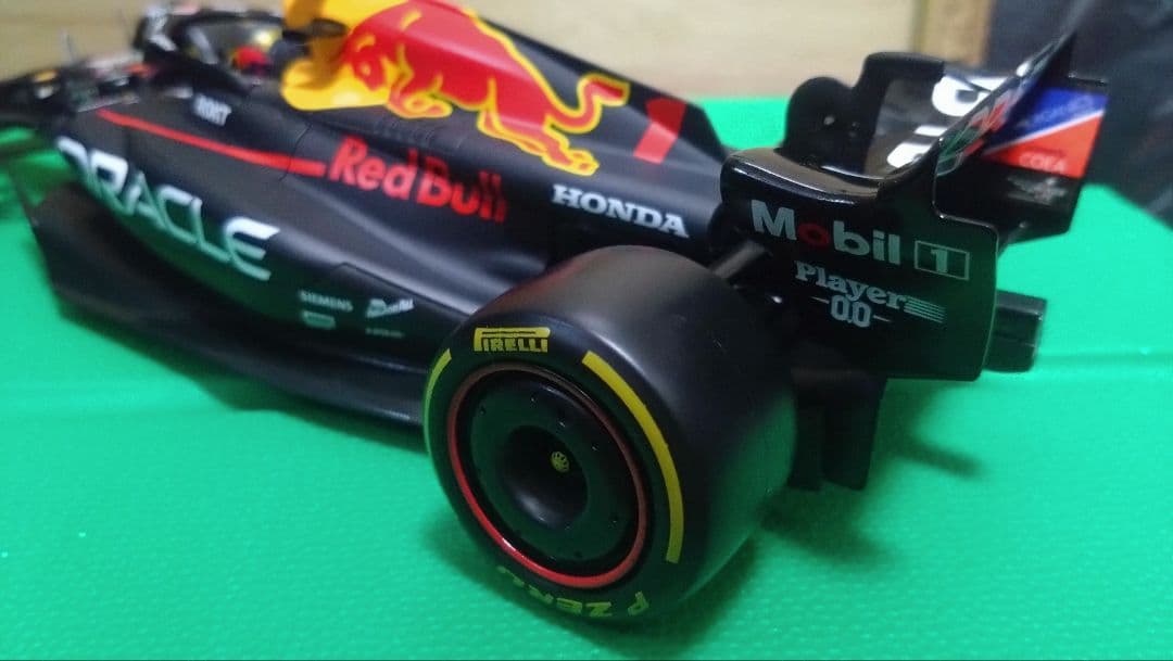 ブラーゴ1/18 オラクル レッドブルレーシング RB19 フェルスタッペン