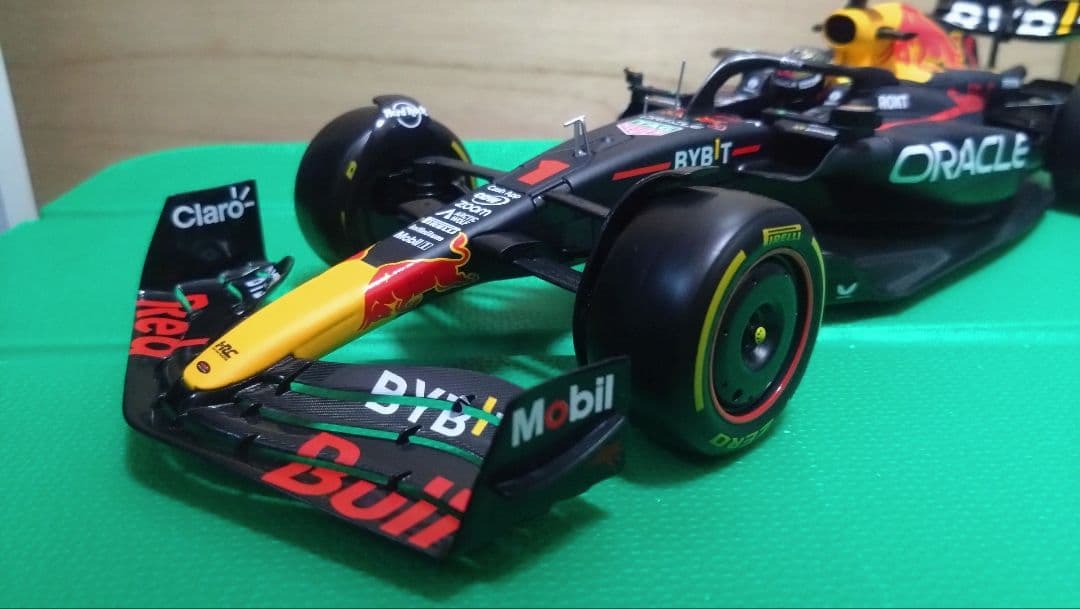 ブラーゴ1/18 オラクル レッドブルレーシング RB19 フェルスタッペン