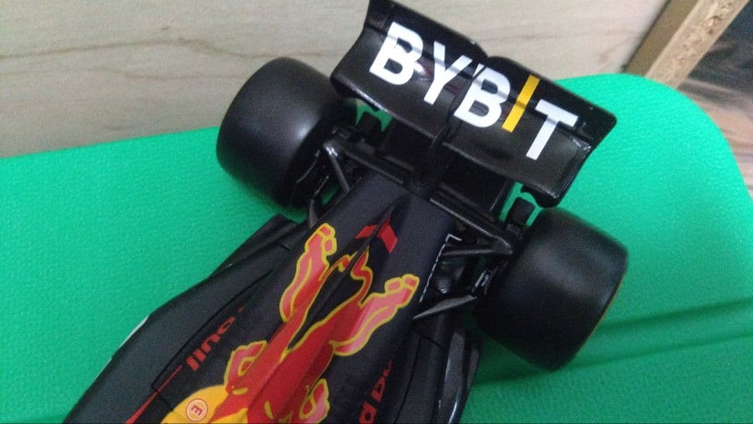 ブラーゴ1/18 オラクル レッドブルレーシング RB19 フェルスタッペン