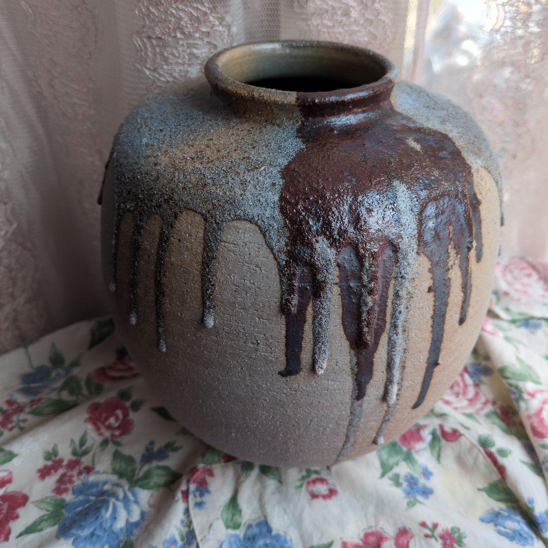 グレーとブラウンの陶芸壺