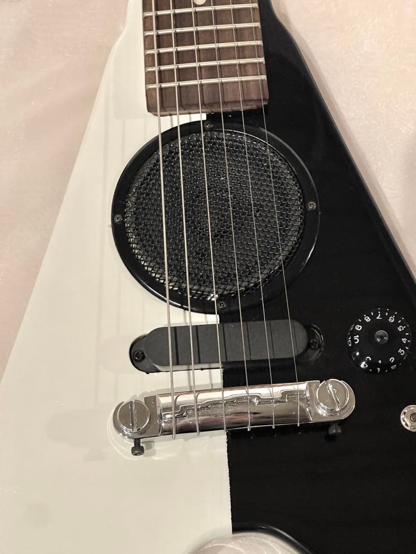 K-garage Junior アンプ内蔵 ミニギターV型 白黒