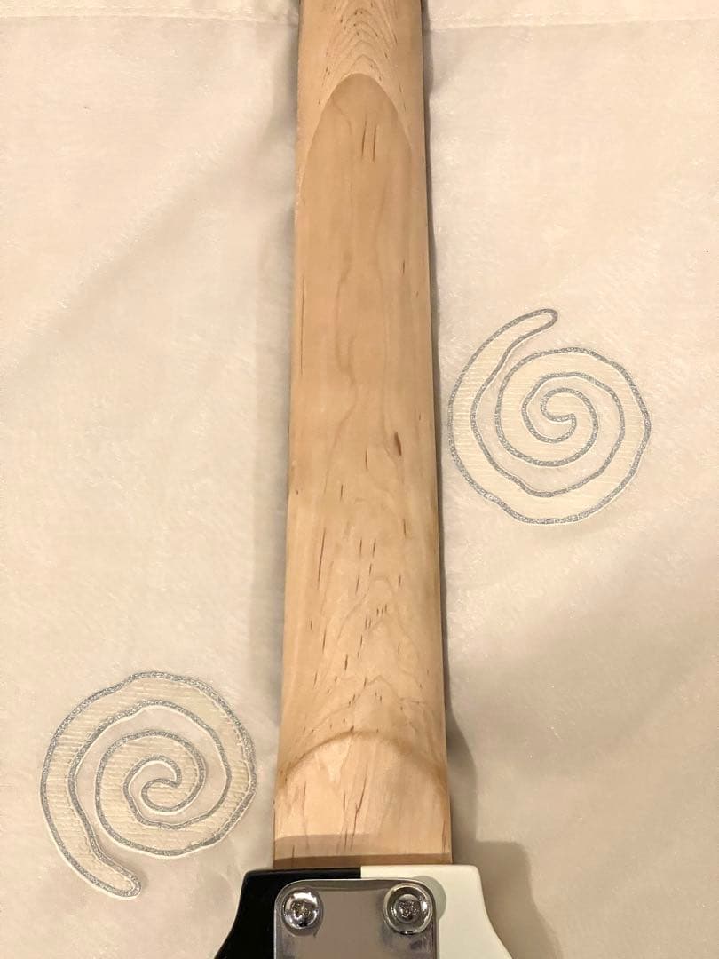 K-garage Junior アンプ内蔵 ミニギターV型 白黒