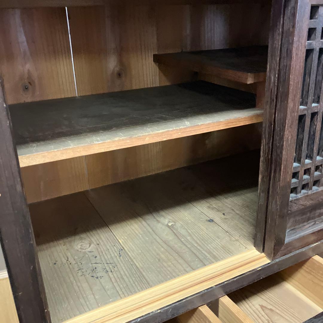 「組子細工のガラス入り引き戸」のある大正〜昭和時代のレトロな水屋箪笥