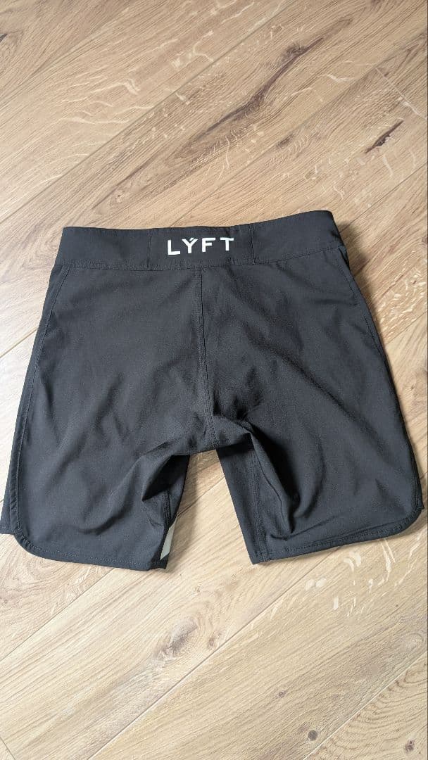 LYFT ブラック ボードショーツ XS