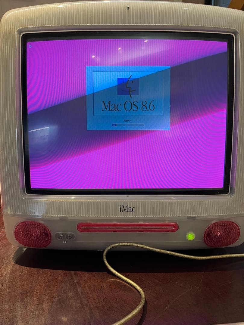 初期iMac DVストロベリー、本体とキーボード・マウス付き