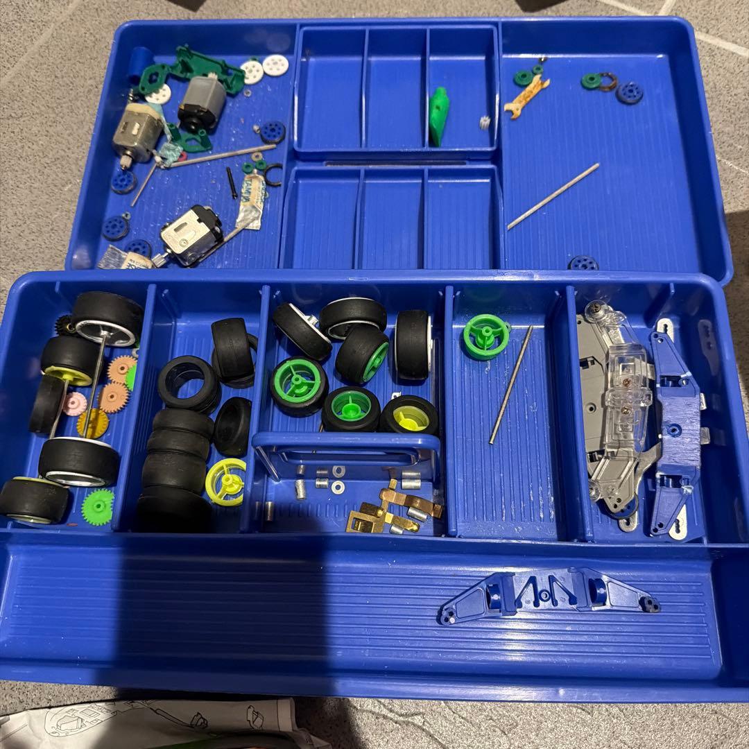 ミニ四駆及びケース