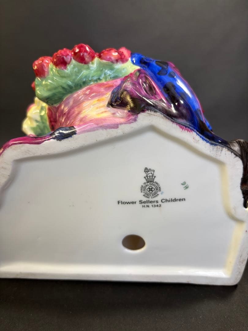 ロイヤルドルトン「フラワーセラーズ」置物　 Dalton