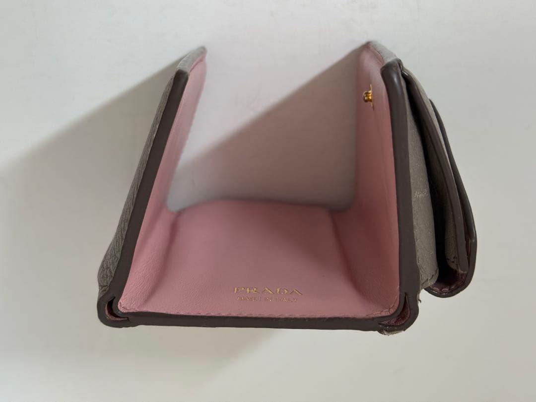 【ギャランティ完備】PRADA 3つ折り財布 グレージュ レザー