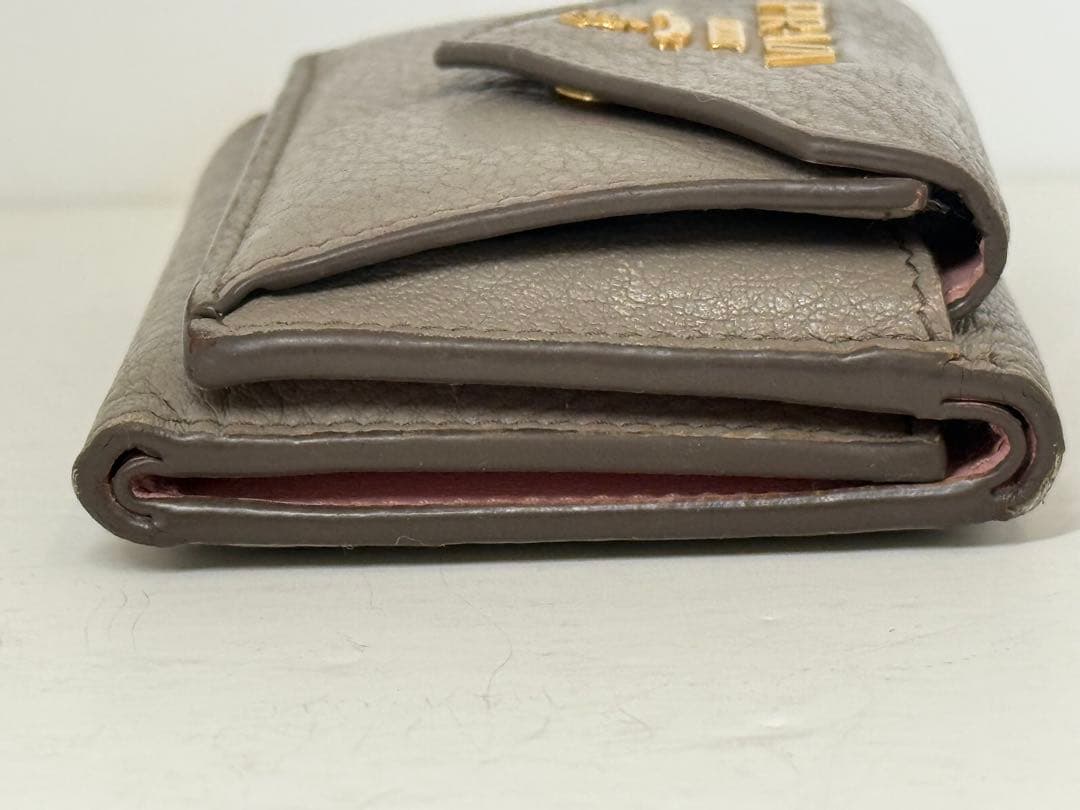 【ギャランティ完備】PRADA 3つ折り財布 グレージュ レザー